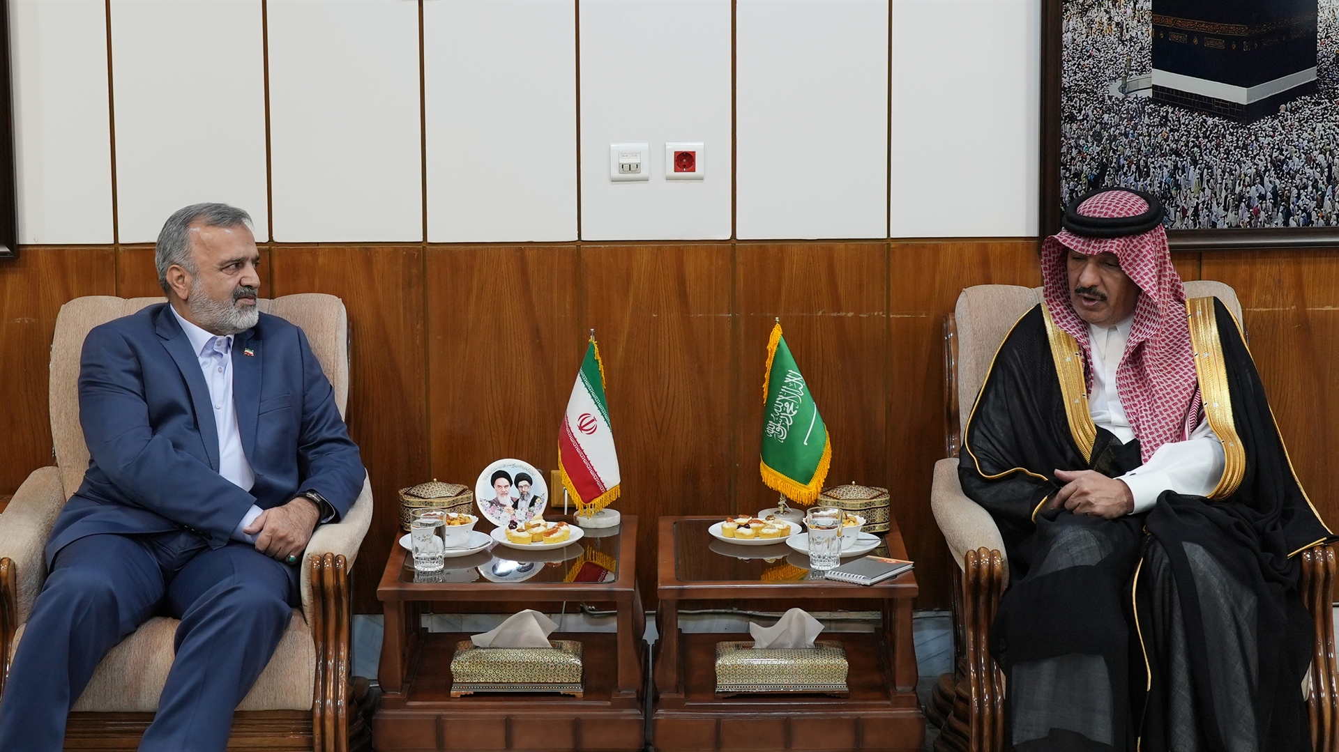 دیدار رئیس سازمان حج و زیارت و سفیر عربستان در ایران/ضرورت اهتمام به دیپلماسی حج در تحکیم روابط/پیشنهاد افزایش سهمیه حج جمهوری اسلامی ایران