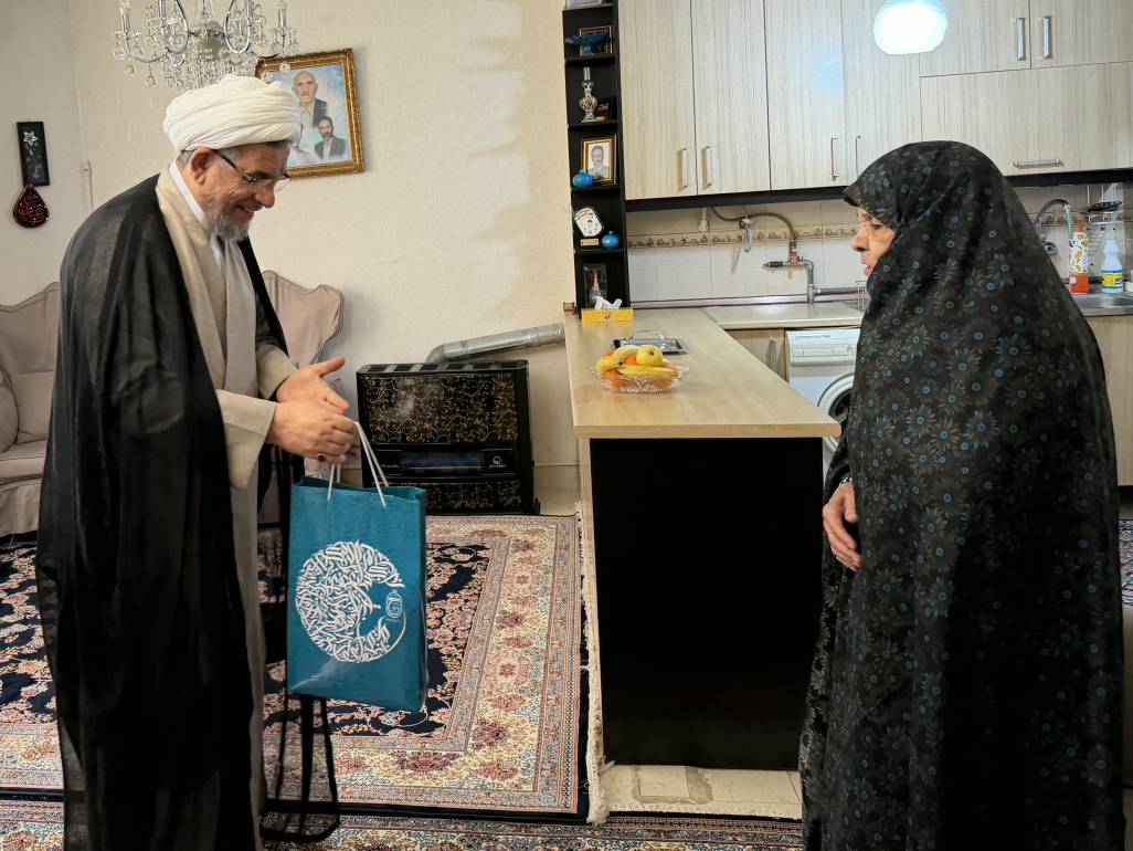 دیدار مشاور رئیس سازمان در امور ایثارگران با مادر شهید احمد ترک‌زبان در آستانه سالگرد پیروزی انقلاب