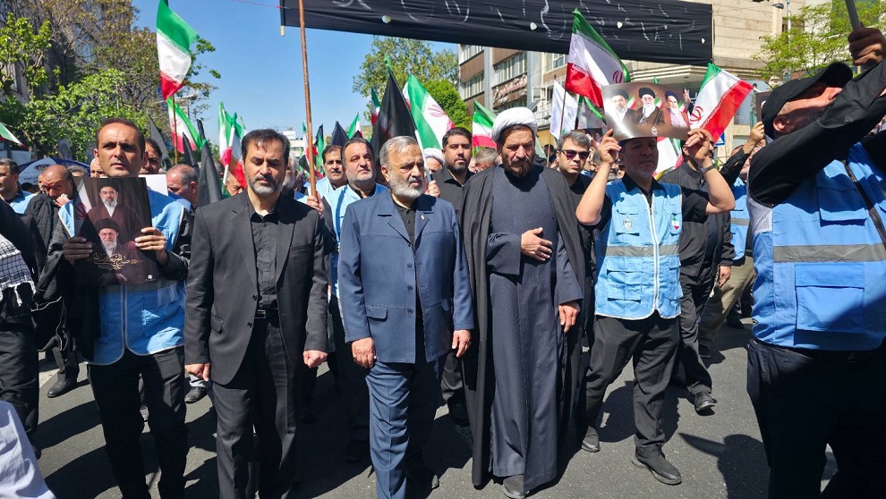 به وقت اربعین رهبر شهید انقلاب/خادمان حج و زیارت اینار همراه دسته های عزاداران 