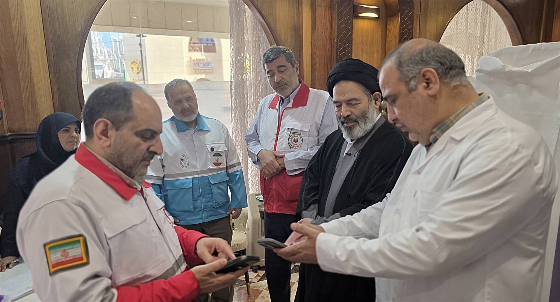 بازدید میدانی مسئولان حج و زیارت از خدمات درمانی زائران در مدینه / فعالیت شبانه‌روزی درمانگاه‌ها در مدینه و مکه