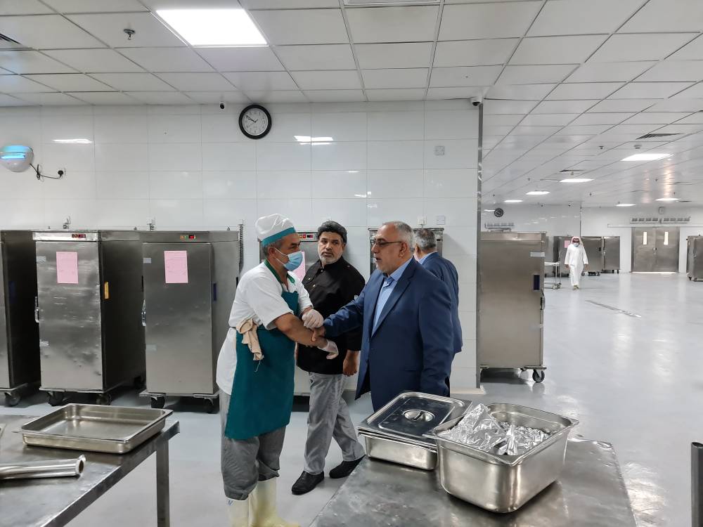 بازدید سرزده رییس سازمان حج و زیارت از محل طبخ و توزیع غذای زایران در مدینه منوره +تصاویر